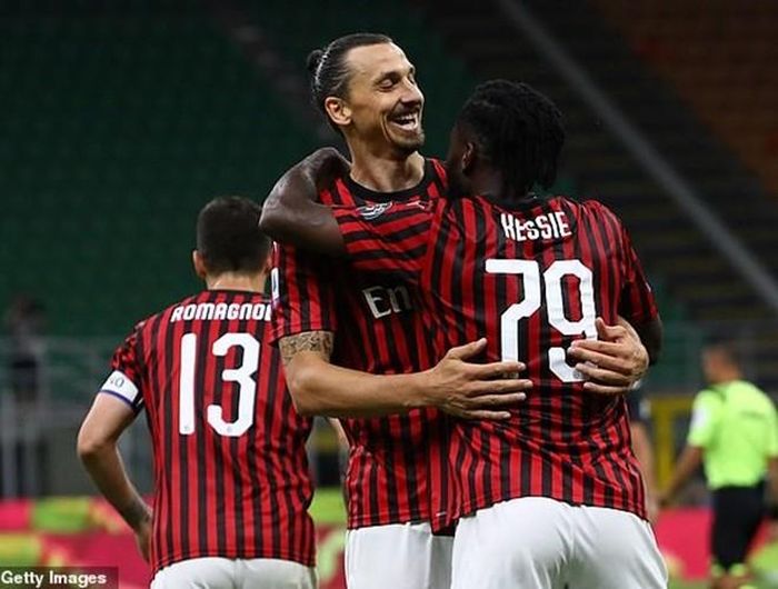  Phút 62, Ibra rút ngắn cách biệt còn 1-2 trên chấm 11m, mở ra màn lội ngược dòng không tưởng cho AC Milan 