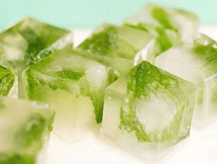  Ngăn ngừa lão hóa: Các chuyên gia làm đẹp cho biết, mỗi sáng chúng ta nên rửa mặt bằng đá lạnh được làm từ các loại nước hoa quả tươi thay cho việc rửa mặt bằng nước lã 