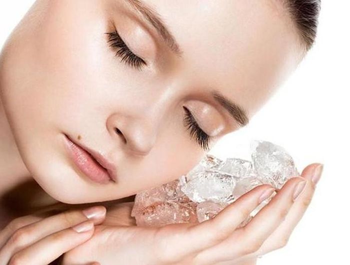  Bên cạnh đó, cách massage mặt này còn giúp bạn giảm bớt các chất bã nhờn, tẩy sạch các bụi bặm đang “chìm sâu” trong các lỗ chân lông và làm sạch da mặt dễ dàng hơn 