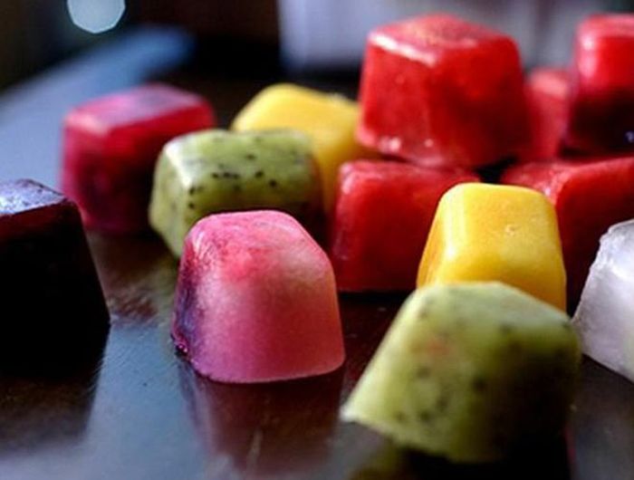  Một số đá lạnh có tác dụng bạn có thể tham khảo như: nước ép dâu tây, khổ qua, dưa leo, cà chua, chanh, cần tây, sữa tươi, trà xanh... 