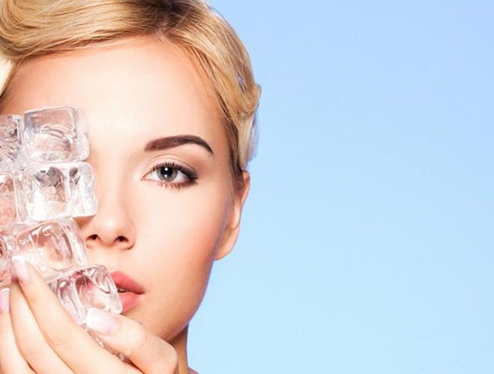  Giảm sưng mắt: Thiếu ngủ, thức khuya, stress do công việc hay đơn giản là vết côn trùng cắn đều là những nguyên nhân khiến nhiều người bị sưng mắt… Lúc này, bạn nên sử dụng đá lạnh để đẩy lùi tình trạng đó 