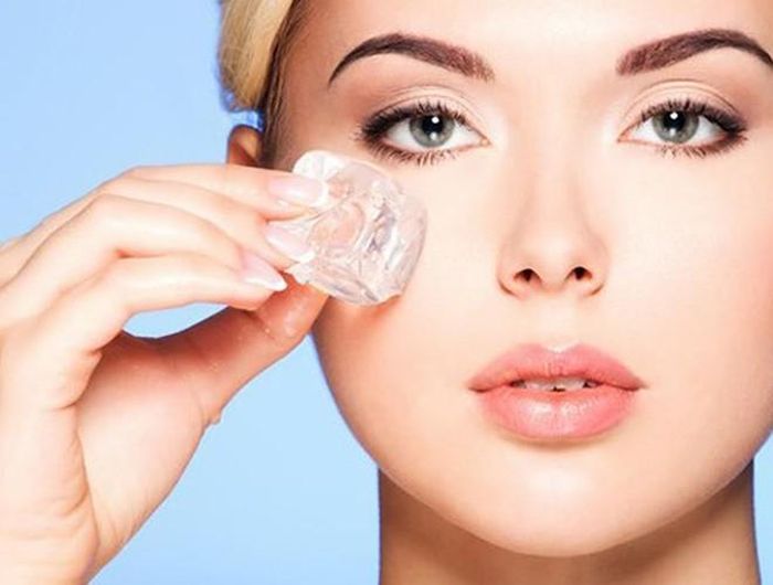  Bạn hãy sử dụng 1 viên đá lạnh và massage mặt mỗi ngày, chúng sẽ giúp bạn làm se khít lỗ chân lông và giúp làn da của bạn được mịn màng hơn 
