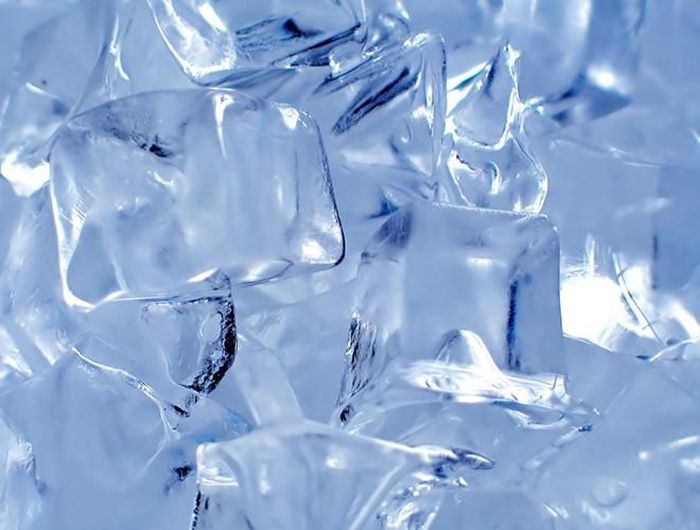  Do đó, sau khi hoạt động mạnh bị căng cơ, bong gân hoặc chấn thương thì bạn nên chườm đá hoặc ngâm chỗ bị thương vào nước lạnh để làm dịu chỗ sưng và tê cơn đau 