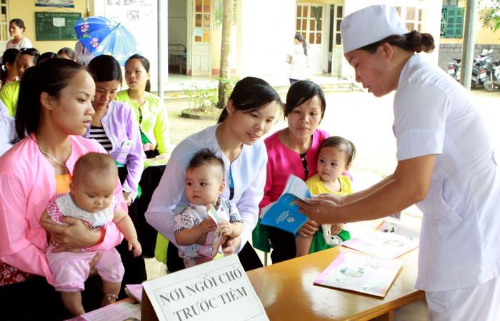 Tiêm vắc xin phòng bạch hầu cho trẻ em trong chương trình tiêm chủng mở rộng.