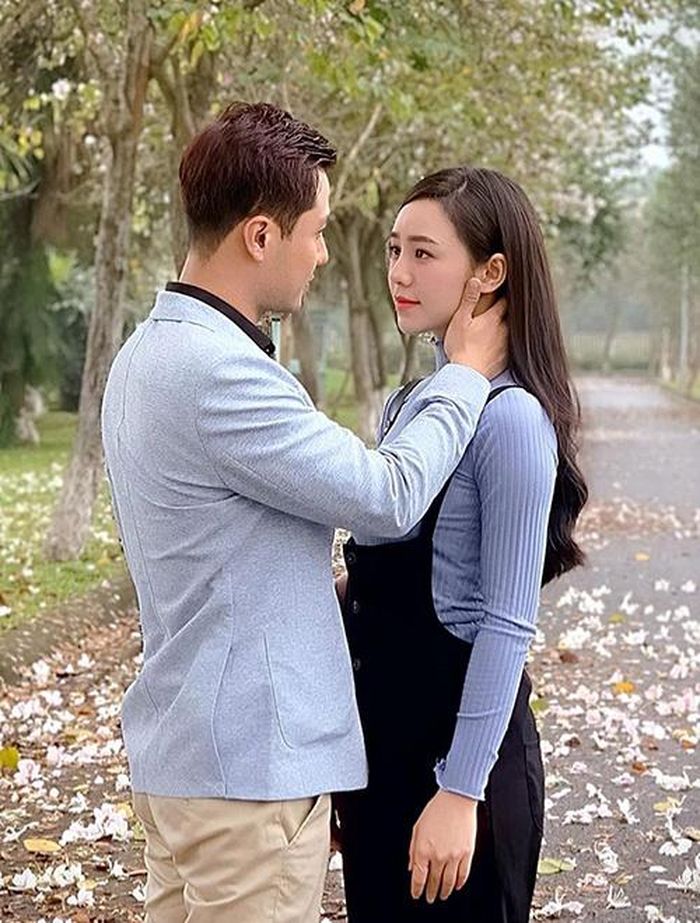 Trong Đừng bắt em phải quên, Thanh Sơn vào vai thầy giáo Duy, còn Quỳnh Kool đảm nhận vai cô sinh viên tên Ngọc. Phân cảnh tình cảm của hai diễn viên được người xem đón nhận tích cực. Đặc biệt, hai thầy trò có đến hai nụ hôn ở tập 21.