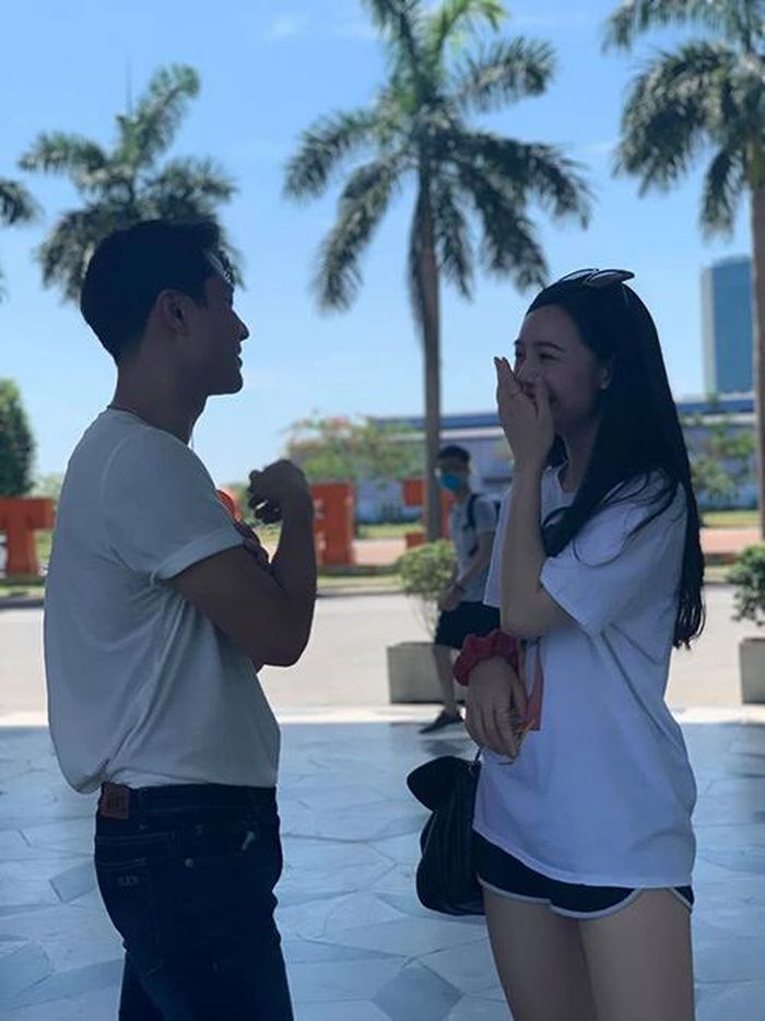 Về phía Thanh Sơn, nam diễn viên lâu nay không đăng ảnh vợ con trên trang cá nhân. Anh cho biết hiện tại bản thân chỉ chú tâm vào công việc và những vai diễn. Cùng thời gian Đừng bắt em phải quên lên sóng, Facebook của nam diễn viên thường xuyên cho thấy sự tương tác với bạn diễn Quỳnh Kool.
