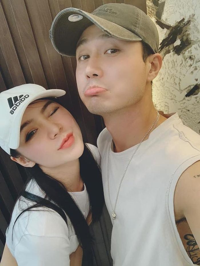 "Anh Sơn truyền cho tôi cảm giác rất chân thật về tình cảm giữa một thầy giáo trẻ và cô sinh viên. Anh giúp tôi nâng cảm xúc, bị thuyết phục là mình thích nhân vật đó thật. Tôi rung động trước cách diễn của Thanh Sơn. Đạo diễn cũng nhận xét hai anh em diễn rất tình! Quả thật tôi hơi bất ngờ" - Quỳnh Kool chia sẻ trên Zing.