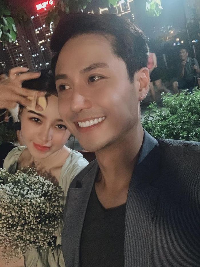 Chia sẻ với Zing.vn về sự việc trên, Quỳnh Kool cho biết: "Cách đây mấy tháng tôi và anh Sơn tham gia chương trình Bữa trưa vui vẻ. Tôi nhớ không nhầm là anh Sơn từng nói thông tin mình độc thân rồi. Vì thế, khi trả lời phỏng vấn, tôi không để ý nhiều. Anh Sơn cũng không nói gì về câu trả lời của tôi cả".