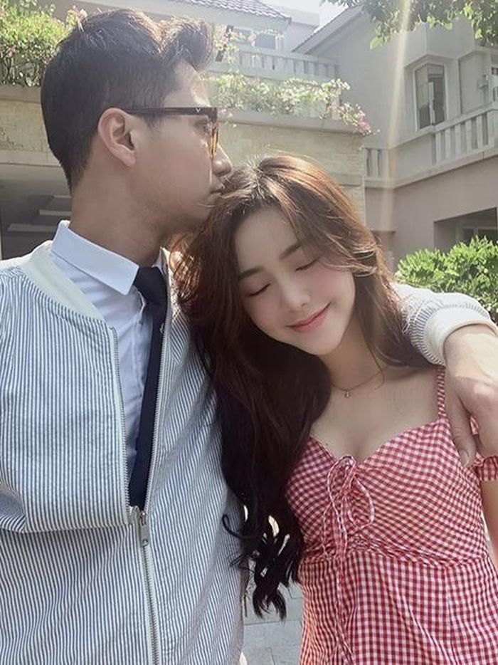 Ở ngoài đời, hai diễn viên 9X thường xuyên chia sẻ những khoảnh khắc tình cảm trong phim lên tài khoản mạng xã hội.