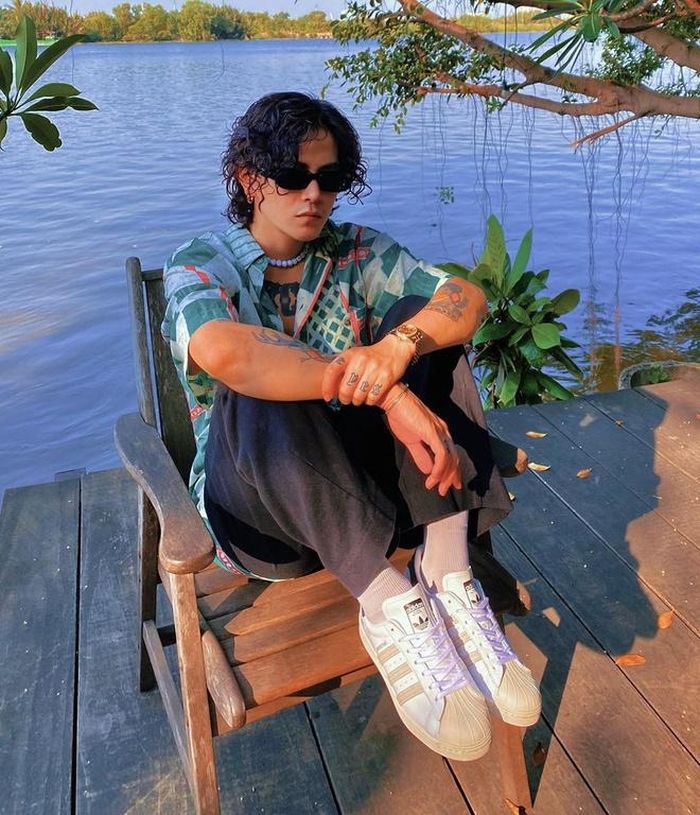  Decao chuộng áo sơ mi Hawaii với phần cổ lật ngược phối cùng quần ống rộng hay shorts năng động. Những thiết kế họa tiết thường được anh tiết chế bằng trang phục đi kèm gam màu tối và không thể thiếu vòng cổ ngọc trai đặc trưng. 