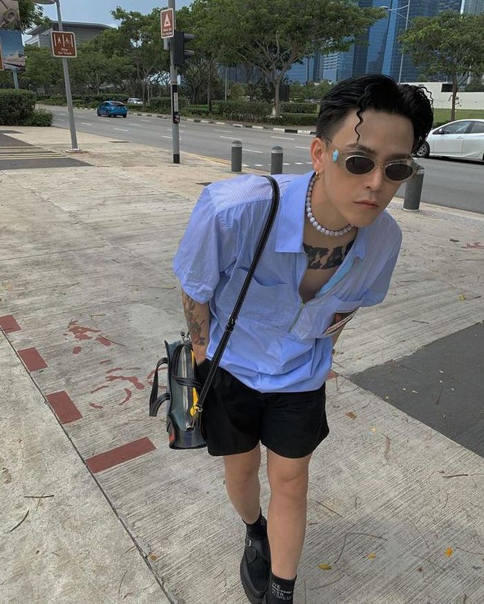  Phong cách chủ đạo của Decao luôn hướng đến sự năng động, pha lẫn tinh thần streetwear tạo nên cá tính riêng bằng sự hòa trộn màu sắc giữa trang phục và phụ kiện. Châu Bùi - Decao là cặp fashionista nổi tiếng trong giới trẻ, được nhiều người ngưỡng mộ bởi chuyện tình yêu đẹp. Tháng 6/2017, cả hai từng lên tiếng cho biết chia tay. Tuy nhiên, 7 tháng sau đó, đôi trẻ chính thức tái hợp. Đúng ngày Valentine 14/2, người đẹp đăng clip với tựa đề "Chúng mình đã dừng lại rồi. Valentine ngồi xuống tâm sự hết", lần đầu tiên lên tiếng xác nhận đã "đường ai nấy đi" với Decao. 