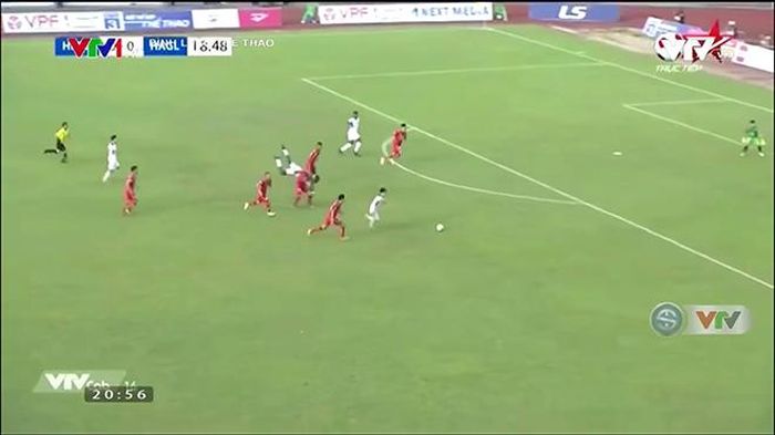 Mạnh Hùng cho ngoại binh HAGL đo sàn ở trận gặp Hải Phòng. Ảnh: Clip BĐTV