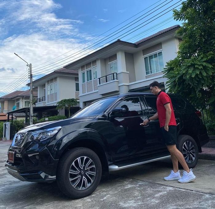 Thủ môn Văn Lâm bên chiếc xe Nissan Terra đời mới được CLB Muangthong United cấp sáng 8/7.Ảnh: Nhân vật cung cấp