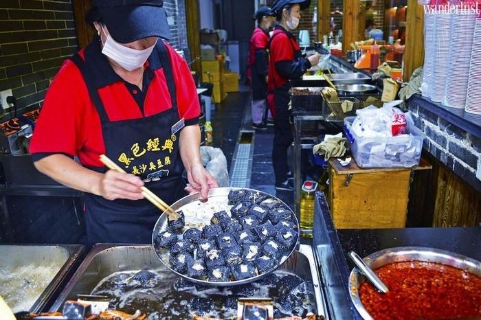 Khác với những món đậu phụ thối khác, đậu phụ thối Hỏa cung điện được ngâm đến 15 ngày trong khi ở những vùng khác ngoài Hồ Nam đậu phụ chỉ được ngâm 5 ngày hay nhiều nhất là 10 ngày. Đây chính là lý do miếng đậu chuyển hẳn sang màu đen như mực chứ không còn ngả vàng. Hương vị nhờ đó cũng trở nên thơm bùi béo ngậy đặc trưng, độ ngon tăng lên gấp nhiều lần