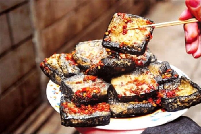 Đậu phụ thối Hỏa cung điện trở thành đặc sản của Hồ Nam thu hút rất nhiều khách du lịch đến nơi đây. Chính mùi thum thủm đặc trưng hòa quyện với vị thơm ngon đậm đà tạo thành một món ăn hấp dẫn đến khó tả. Cũng từ đó, tiếng vang của đậu phụ thối hỏa cung điện không chỉ còn ở riêng vùng Hồ Nam mà lan ra khắp cả nước, tạo nên thương hiệu riêng. Ảnh: Internet.