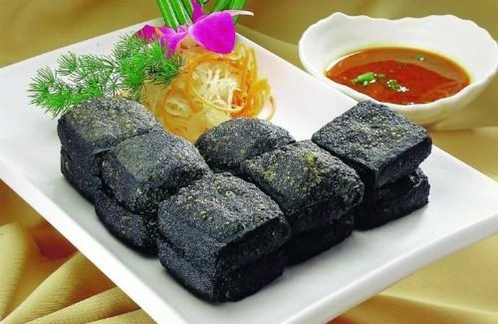Với công thức chế biến lạ kỳ, đậu phụ thối hỏa cung điện hấp dẫn thực khách gần xa bởi mùi “thối” đặc trưng, vị thơm ngon bùi béo hòa quyện trong khoang miệng làm ăn một lại muốn thêm nữa.