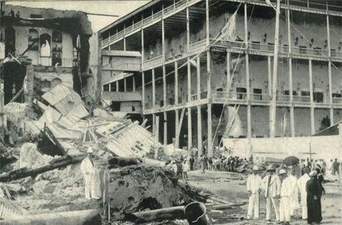 Tối hậu thư yêu cầu Khalid rời cung điện trước 9h ngày 27/8/1896. Ông từ chối. Phía Anh bắt đầu bắn phá cung điện. Đến 9h02, pháo đài phía Khalid sụp đổ. 9h40, cuộc chiến kết thúc, cờ của quốc vương bị kéo xuống, Anh chiến thắng áp đảo.