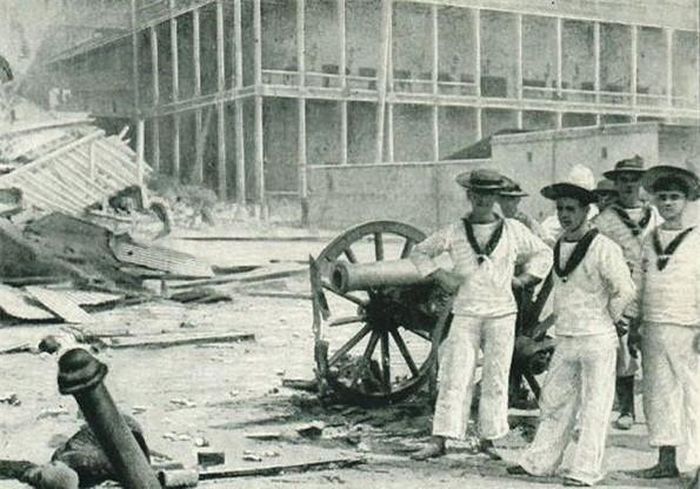 Nguyên nhân sâu xa nằm ở hiệp ước Heligoland - Zanzibar do Anh và Đức ký kết năm 1890. Theo đó, quyền kiểm soát Zanzibar thuộc về Anh còn Đức kiểm soát Tanzania đại lục.
