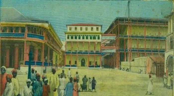 Việc Khalid bin Barghash lên ngôi không được Anh chấp nhận. Ông cũng muốn làm người cầm quyền độc lập thay vì con rối. Phía Anh gửi tối hậu thư, yêu cầu Khalid từ bỏ ngôi vị nhưng ông từ chối.