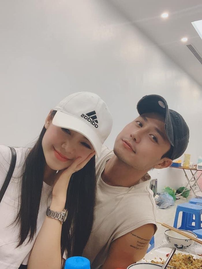  Khi được hỏi chuyện tình cảm hai người có phải là thật, Quỳnh Kool nói nên hỏi Thanh Sơn trong khi nam diễn viên thì chưa từng lên tiếng về chuyện này. 