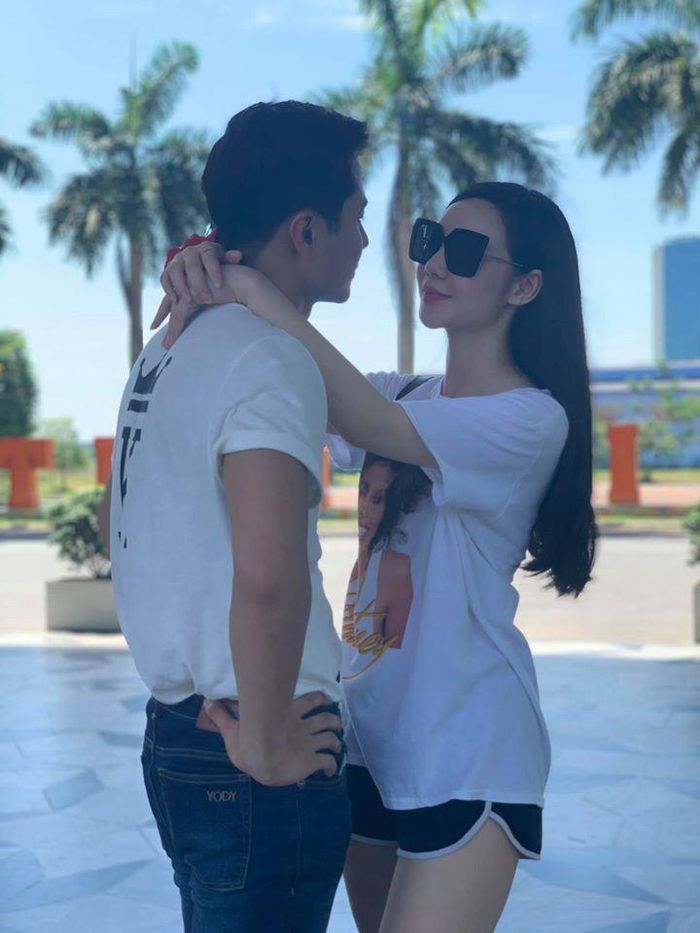  Quỳnh Kool và Thanh Sơn từng đóng cặp trong phim 'Nàng dâu order'. Thanh Sơn sinh năm 1991 còn Quỳnh Kool sinh năm 1995. Cả hai diễn viên đều đang độc thân nên nhìn những hình ảnh ngoài đời thế này nhiều người mong họ là một cặp thật sự. 