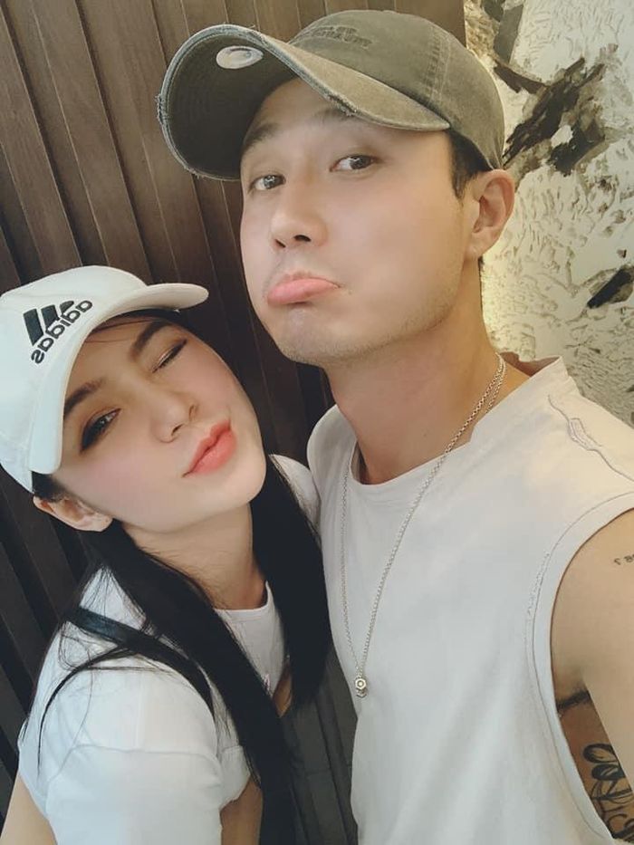 Đóng cặp quá ăn ý, Quỳnh Kool, Thanh Sơn dính tin đồn "phim giả tình thật". Điều này càng khiến nhiều người nghi ngờ khi thấy Quỳnh Kool đăng tải nhiều bức hình tình tứ với nam diễn viên ngoài màn ành. Cô chú thích cho bức ảnh: "Đây không phải nhân vật.Đây là hình của 2 diễn viên". 