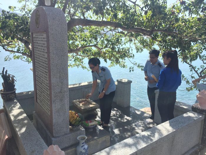 Các đoàn viên, thanh niên dâng hương tại Khu di tích lịch sử tàu không số