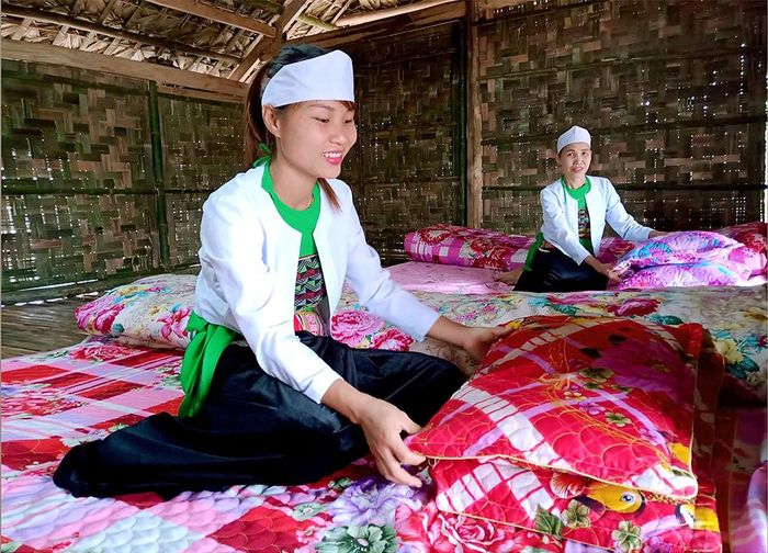 Chuẩn bị nơi nghỉ ngơi cho khách tại các homestay Tony Luận ở xã Long Cốc