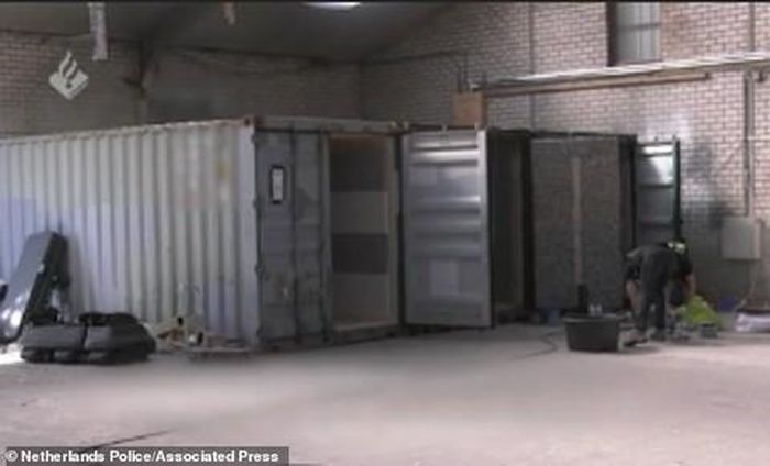 Các container chứa những phòng tra tấn - Ảnh: AP