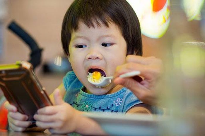 Lạm dụng việc vừa cho ăn vừa xem điện thoại khiến trẻ ngày càng biếng ăn