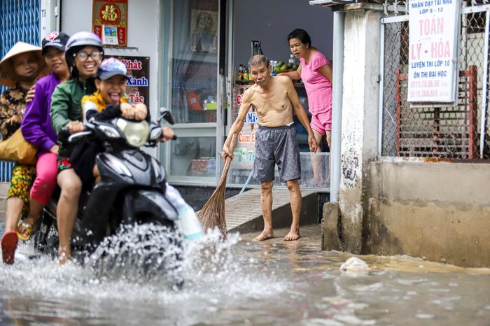  Cơ quan quản lý cho rằng TP.HCM sẽ hết ngập khi có bơm và van ngăn triều, chuyên gia lại khẳng định phải có hồ điều tiết chống ngập mới hiệu quả. Ảnh: Quỳnh Danh. 