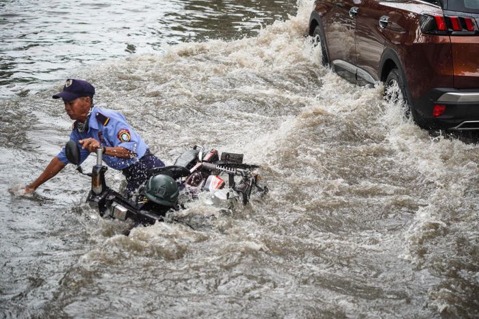  Cư dân Thảo Điền thường xuyên khốn khổ vì cảnh ngập nước. Ảnh: Chí Hùng. 