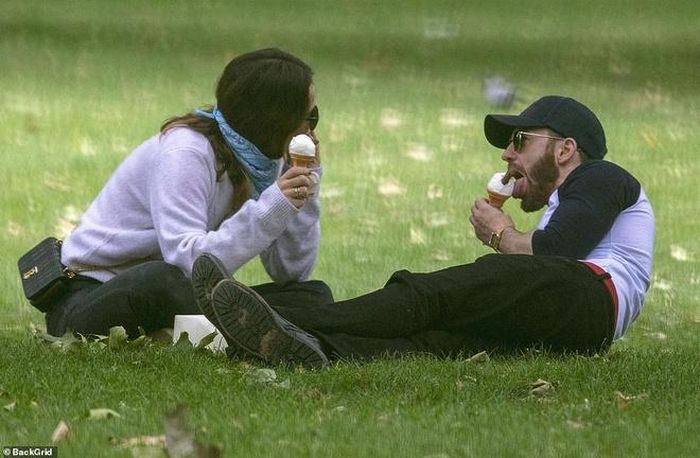 Chris Evans và Lily James hẹn hò ở công viên. Ảnh: Daily Mail.