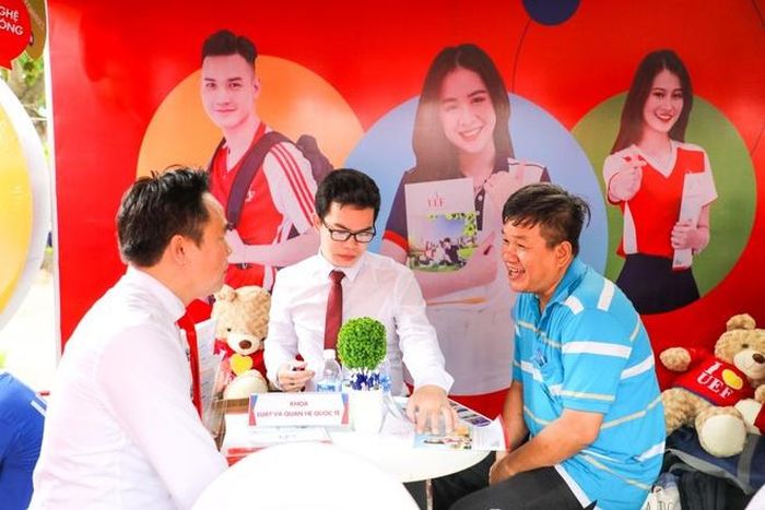  Nhiều phụ huynh quan tâm đến phương thức xét học bạ. 