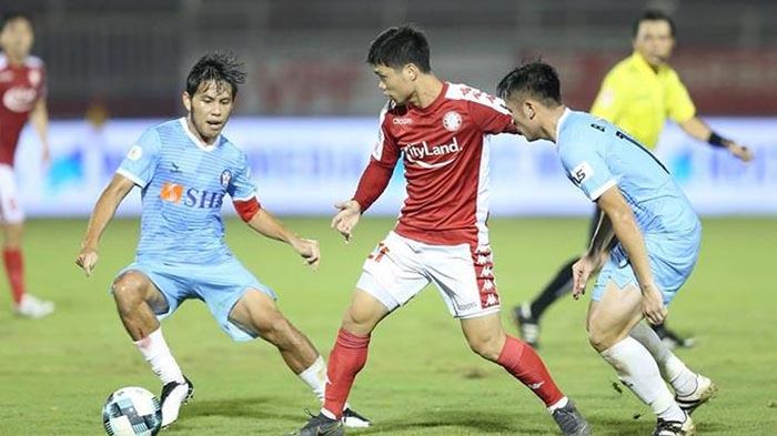 Công Phượng dù rất nỗ lực nhưng không thể một mình ôm trọn hàng công của TP.HCM năm nay. Ảnh: VPF