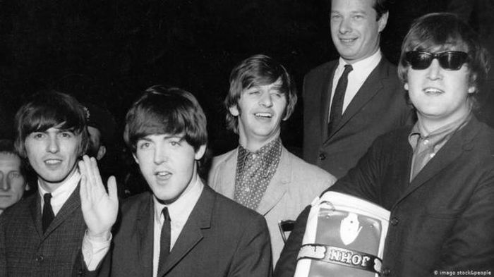 Ban nhạc The Beatles huyền thoại hồi năm 1964 với nhà quản lý Brian Epstein