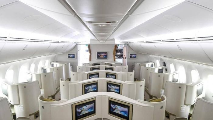 Được biết, phi công người Anh sẽ ngồi khoang thương gia của siêu máy bay Boeing 787-10. Hãng cũng sắp xếp ghế đồng hạng cho 3 bác sĩ đi cùng và bố trí vị trí để 6 bình ô xy để phục vụ cho phi công này trên hành trình bay kéo dài 15 tiếng. Ảnh: VNA.