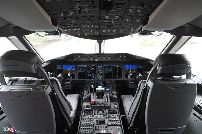 Buồng lái của phi công trên chiếc Boeing 787-10 có nhiều điểm khác biệt với các dòng máy bay hiện đại khác cũng của Boeing. Ảnh: Zing.