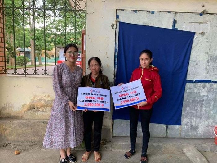 Trao thêm tiền bạn đọc ủng hộ tới gia đình ông Trần Minh Nhuận và chị Nguyễn Thị Kiều ở huyện Hương Khê (Hà Tĩnh)