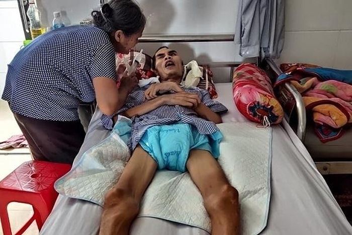 Bà Ất vẫn mong một ngày nào đó con trai bà sẽ khỏe trở lại.
