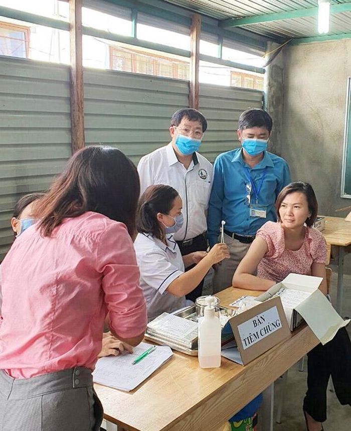 BSCKII Nguyễn Quốc Minh - Giám đốc Trung tâm Kiểm soát Bệnh tật Lâm Đồng (đứng thứ hai từ phải sang) kiểm tra công tác tiêm chủng phòng bệnh bạch hầu tại xã Đạ R’sal (Đam Rông)