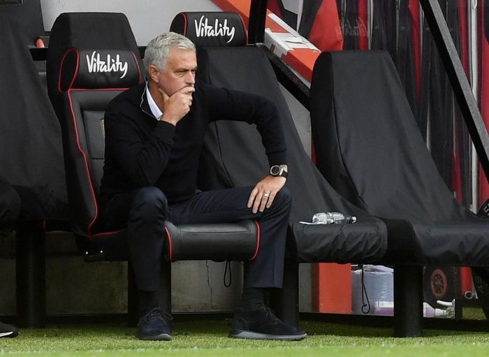  Trận đấu khép lại với tỷ số hòa 0-0. Thầy trò HLV Mourinho rời sân Vitality mà không có nổi một cú sút trúng đích. "Gà trống" một lần nữa bỏ lỡ cơ hội thu hẹp khoảng cách với nhóm dự cúp châu Âu. 