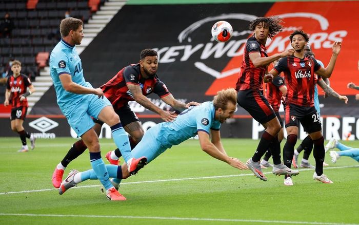 Tình huống tranh cãi đến ngay ở những phút đầu trận. Harry Kane bị Joshua King đẩy ngã từ phía sau. VAR vào cuộc, nhưng không cho rằng đó là tình huống phạm lỗi của cầu thủ đội chủ nhà. 