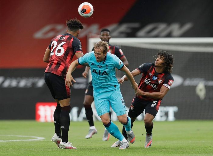  Tottenham gặp nhiều khó khăn trước lối chơi phòng ngự chặt chẽ của Bournemouth. Harry Kane lạc lõng, một mình anh không thể xoay xở trước sự kèm cặp của các hậu vệ bên phía đội chủ nhà.