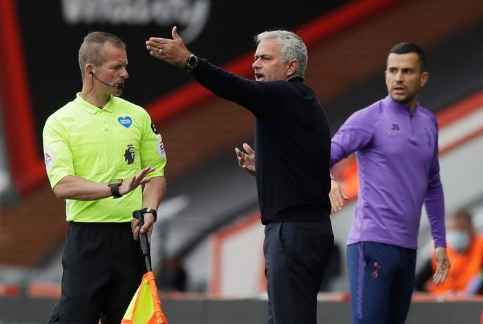 Ngoài đường biên, HLV Mourinho phản ứng dữ dội. Tuy nhiên, ông không thể thay đổi quyết định của tổ trọng tài điều khiến trận đấu.