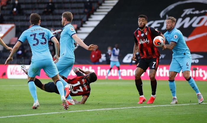  Phút 90, Callum Wilson ngả người dứt điểm tung lưới Tottenham. Tuy nhiên, bàn thắng không được công nhận do VAR xác định bóng đã chạm tay Joshua King trước khi đi vào lưới. Phút bù giờ, Harry Wilson có cơ hội đối mặt, nhưng không thể thắng thủ môn Lloris trong pha đối mặt. 