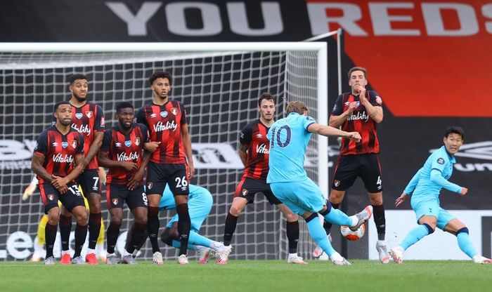 HLV Mourinho buộc phải đưa ra những sự điều chỉnh trong hiệp 2. Ông tung Son Heung-min, Tanguy Ndombele vào sân với hy vọng sớm có bàn mở tỷ số.