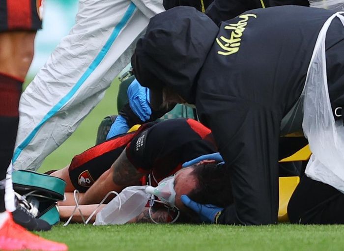  Trận đấu bị gián đoạn khoảng 10 phút để các bác sĩ chăm sóc Adam Smith. Hậu vệ của Bournemouth bất tỉnh sau pha va chạm với Ben Davies và phải rời sân bằng cáng.
