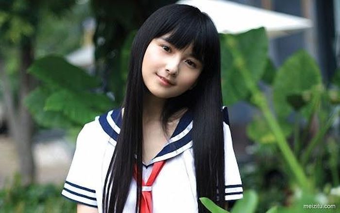  Hạ Đạt là người đẹp Trung Quốc nổi tiếng với biệt danh "nữ họa sĩ bước ra từ truyện tranh". Sở hữu vẻ ngoài ngây thơ, trong sáng, cô là họa sĩ manga được mến mộ số 1 ở Nhật Bản, Trung Quốc, Hàn Quốc cách đây 10 năm. 