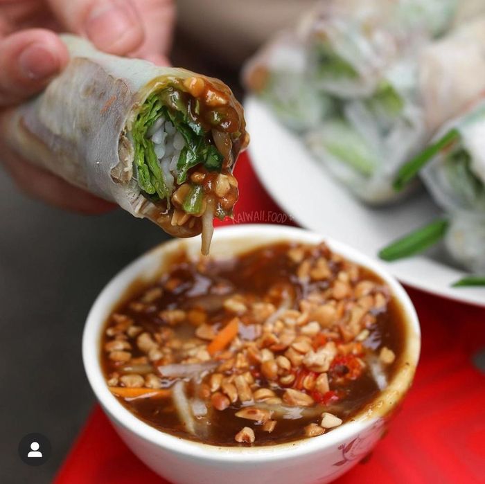 Việt Nam là một trong những quốc gia sở hữu nền ẩm thực phong phú nhất thế giới. Gỏi cuốn là món ăn không thể bỏ qua. Cuối năm 2019, gói cuốn góp mặt trong top 50 món ngon nhất thế giới do CNN bình chọn, xếp thứ hạng cao hơn nhiều món ăn đắt đỏ và danh tiếng như bò Wagyu, giăm bông Italy... Ảnh: Kaiwaii.food.